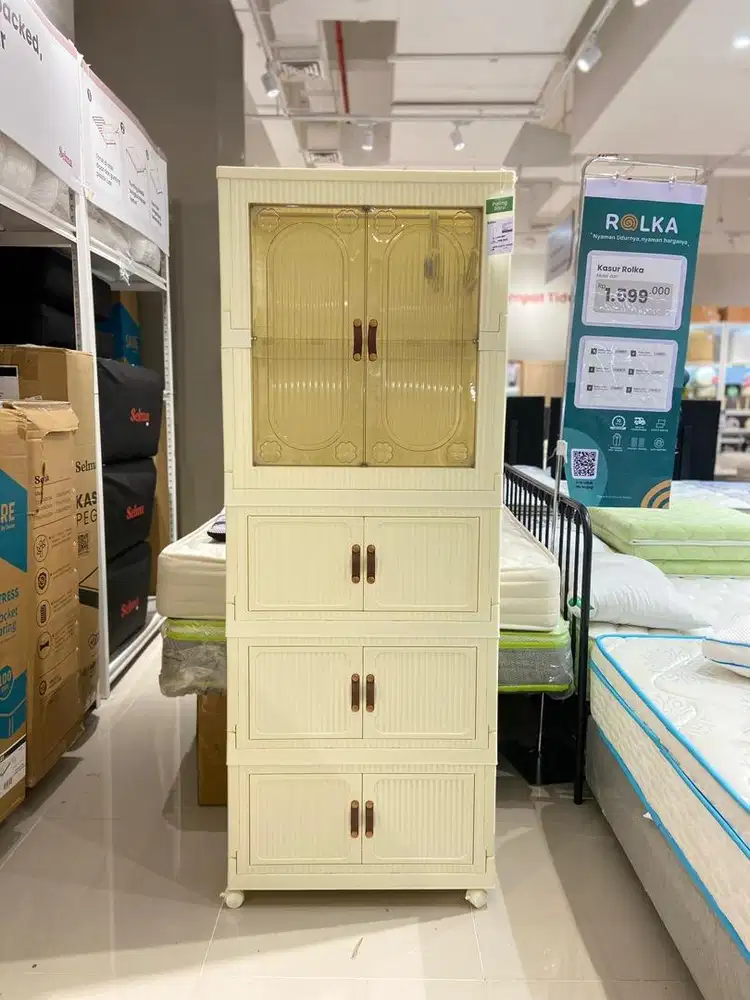 Laci penyimpanan baju plastik