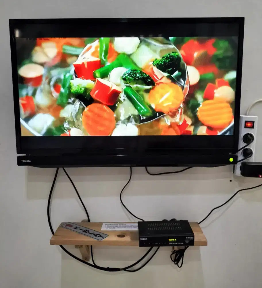 Dijual TV Toshiba 32 plus bonus STB