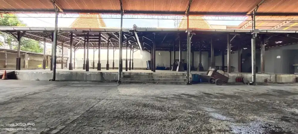 Bangunan Gudang hitung tanah jalan utama Adisumamo Banyuanyar Solo