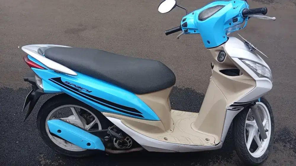 Motor spacy tahun 2011 warna biru