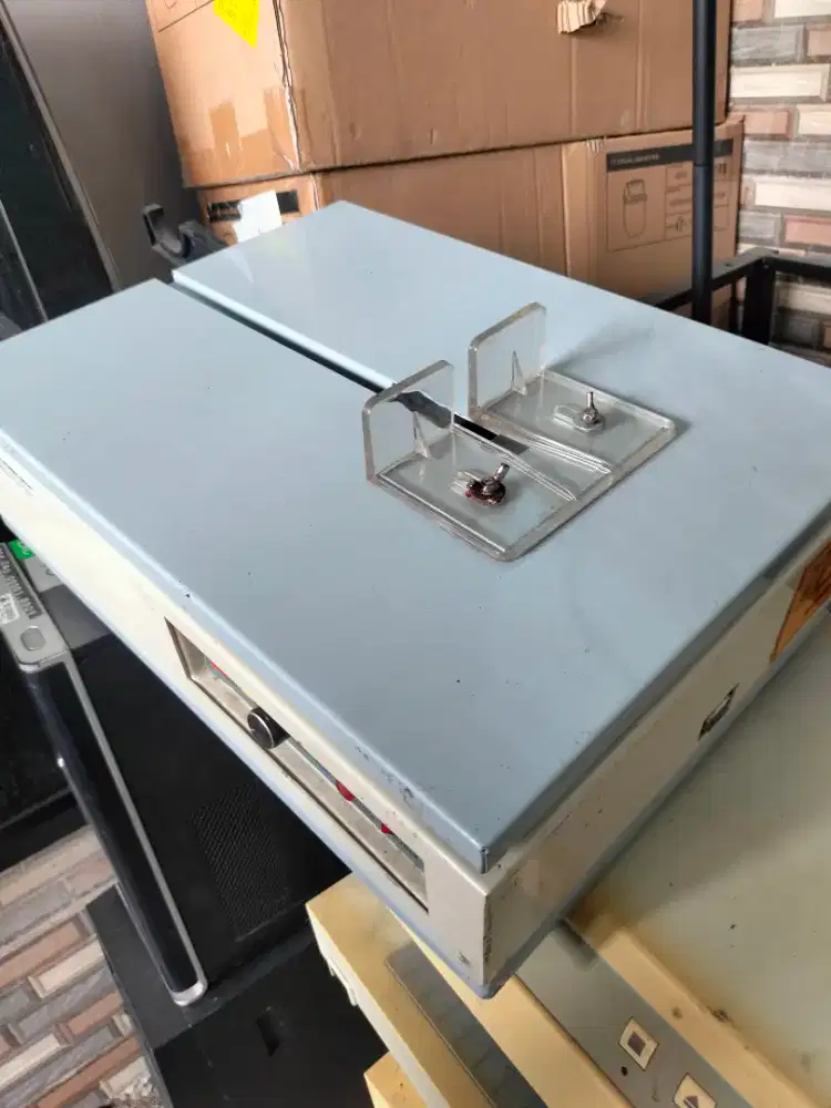 Mesin strapping pengikat tali palet untuk paket besar. Bekas. Normal