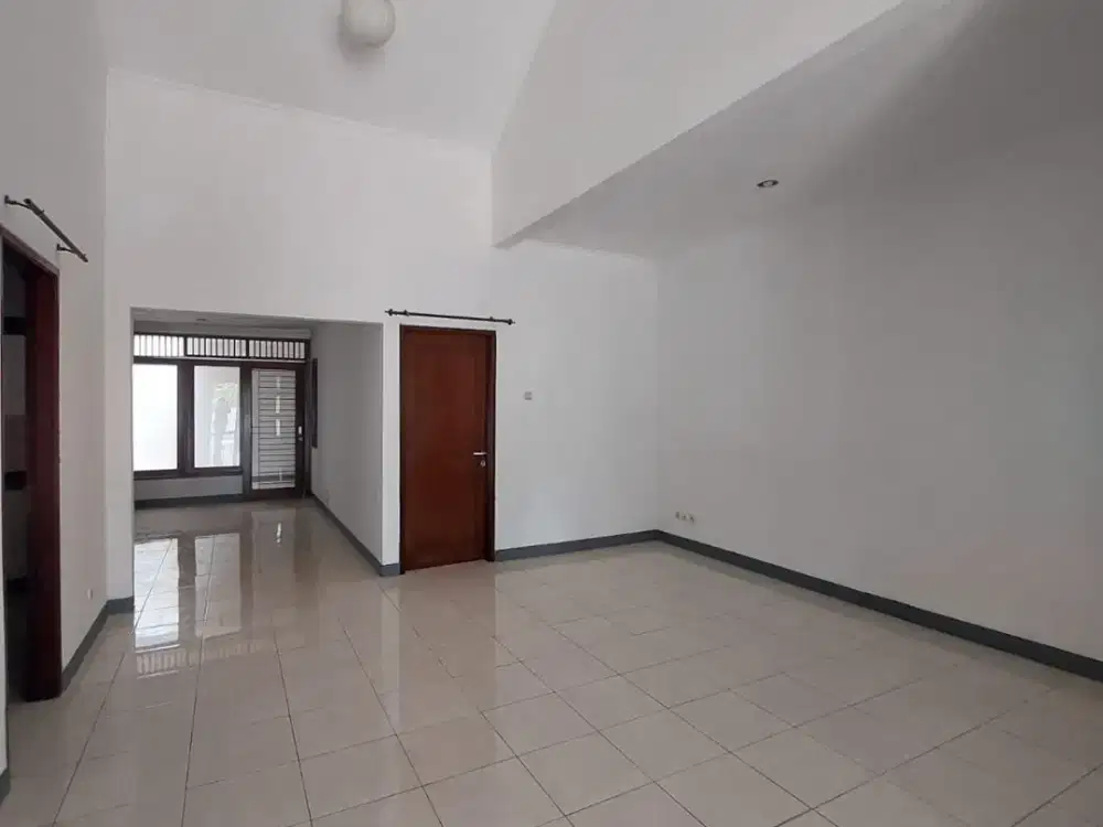 Di sewa kan rumah bagus di cluster aralia depan taman kamar 3+1 harapan indah