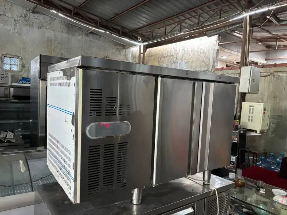 Undercounter chiller gea 2 pintu 
Uk 120x70x85 
Hrg 5 jt