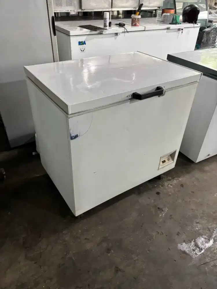 Frezer box gea uk 295 liter 
Hrg 2,6jt