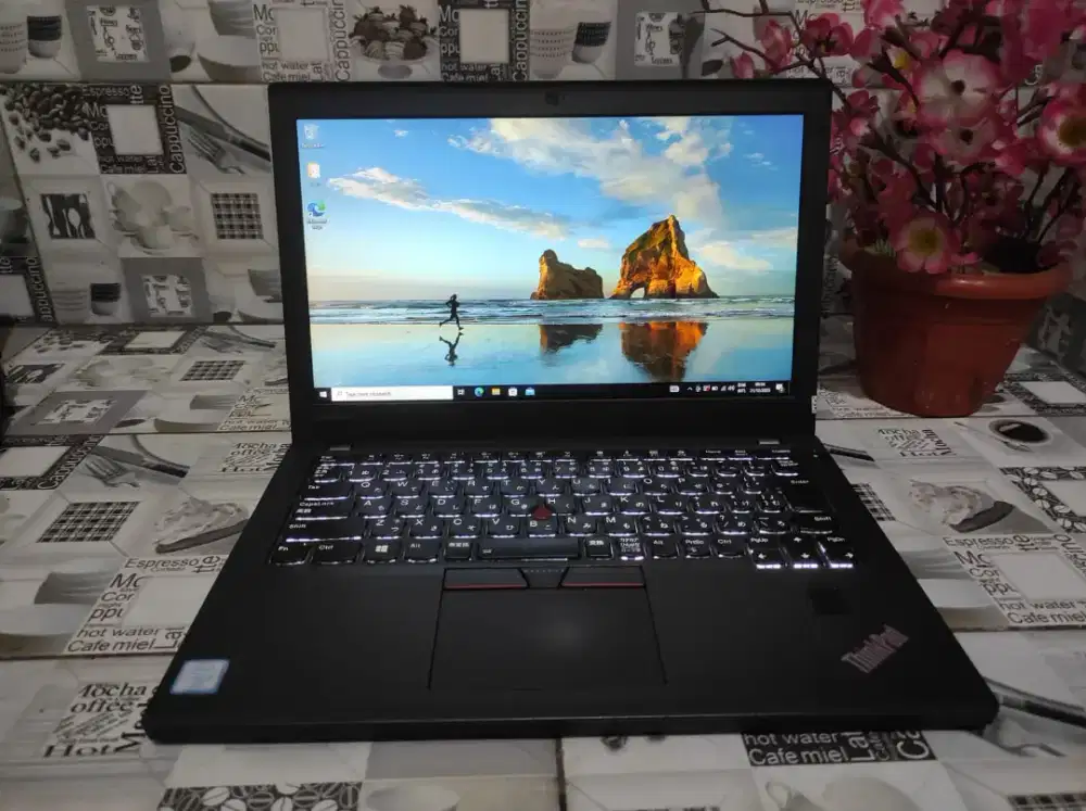Thinkpad X270 i5-7300U 8gb ram,256gb ssd 
Hd resolusi