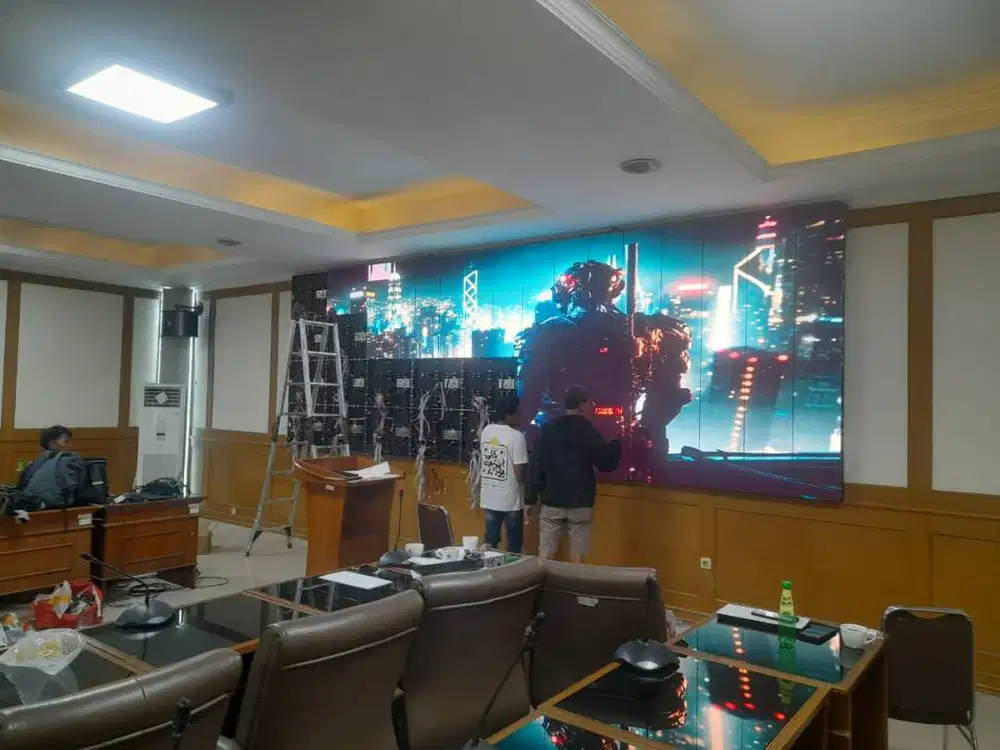 Videotron indoor P1.86 merek feuvision, ukuran 5,76x1,92 meter.