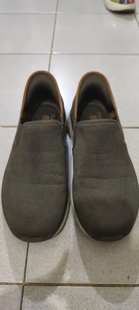 Sepatu merk skechers ukuran 42 masih bagus