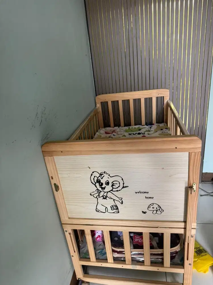 Tempat tidur bayi