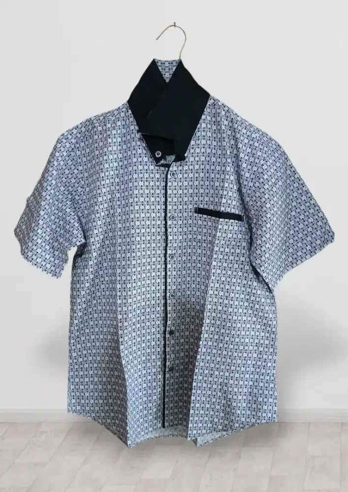 Kemeja Lengan Pendek Bermotif Arnold Size L Second Mulus