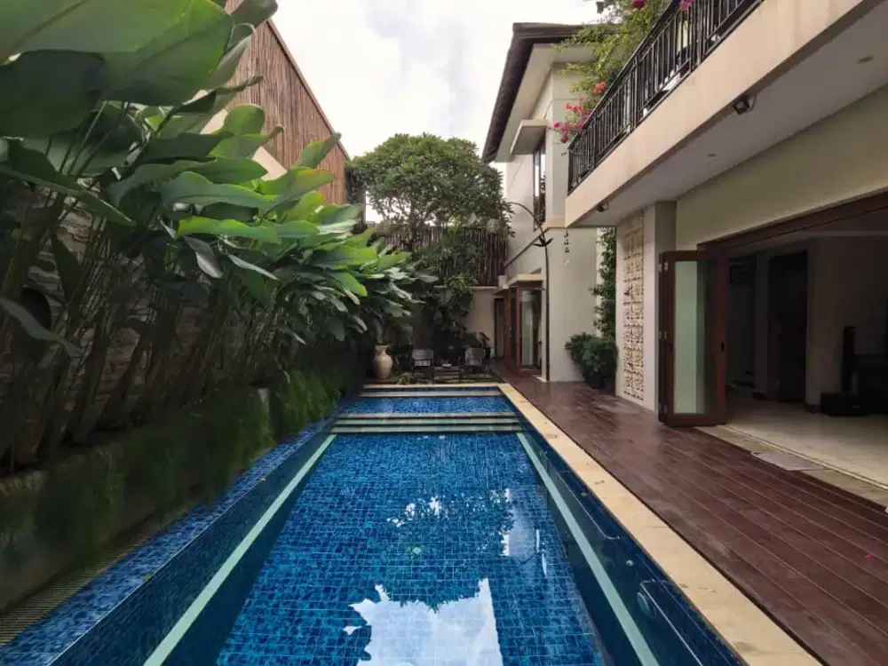 Dijual Rumah Resort Villa di Pusat Kemang Jakarta Selatan, Cluster Eksklusif, Side Swimming Pool, 4 KT Ensuite