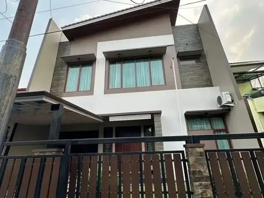 Rumah Cantik Tropis di Komplek Billymoon Pondok Kelapa