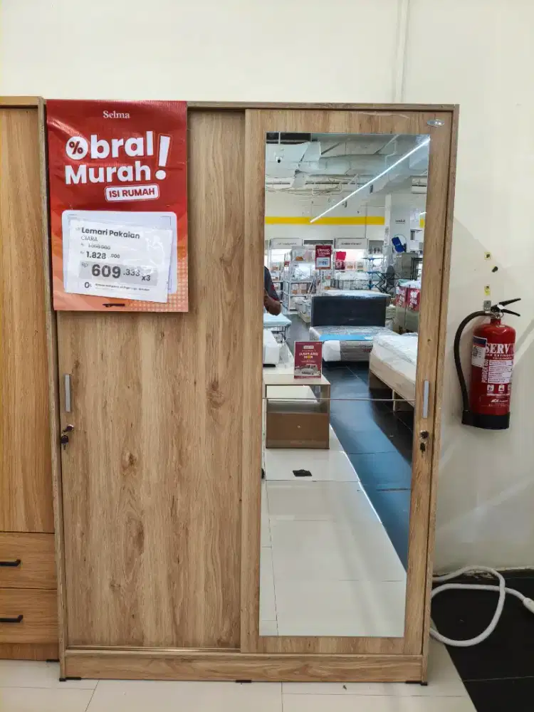 Lemari Pakaian Sliding Minimalis dengan Cermin