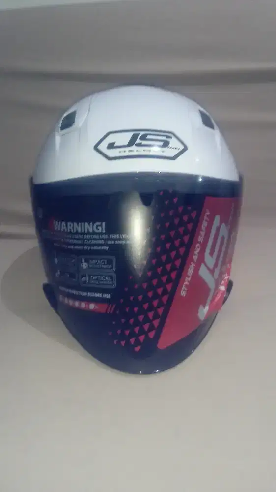 Helm baru merek js warna putih