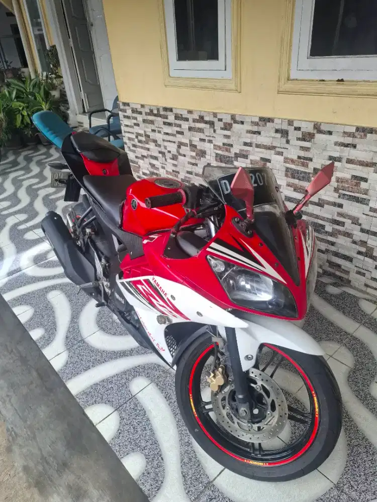 Yamaha R 15 V2 red