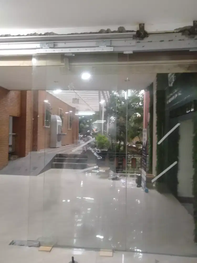 Pemasangan pintu otomatis