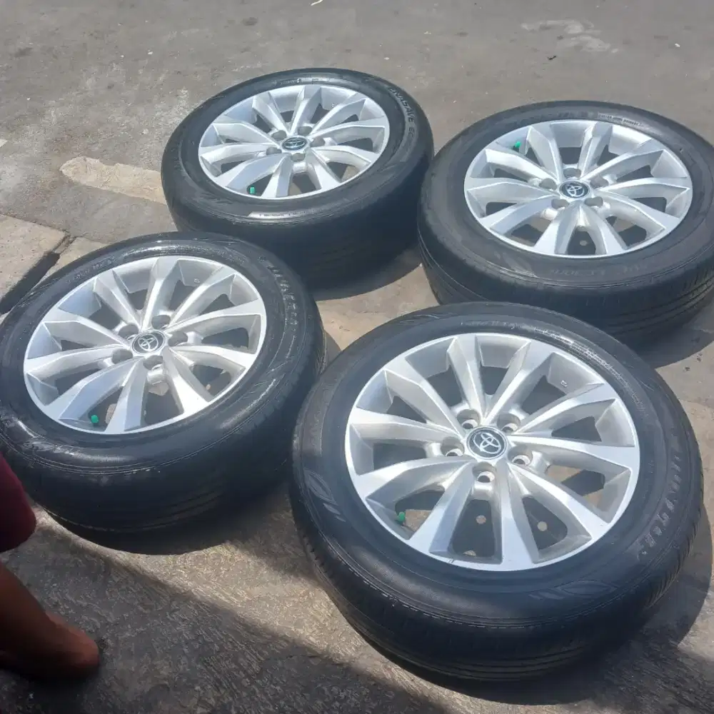 Jual velg oem zenix type v ring 17 ban  dunlop 215 60 17 thn 2022