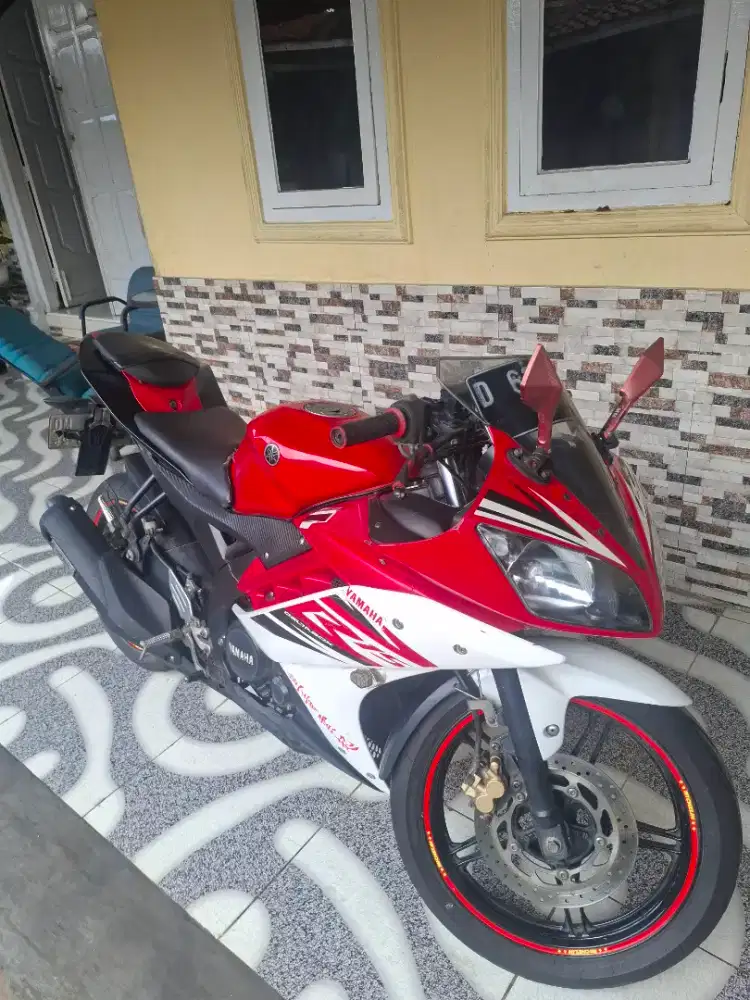 Yamaha R 15 v2 merah putih