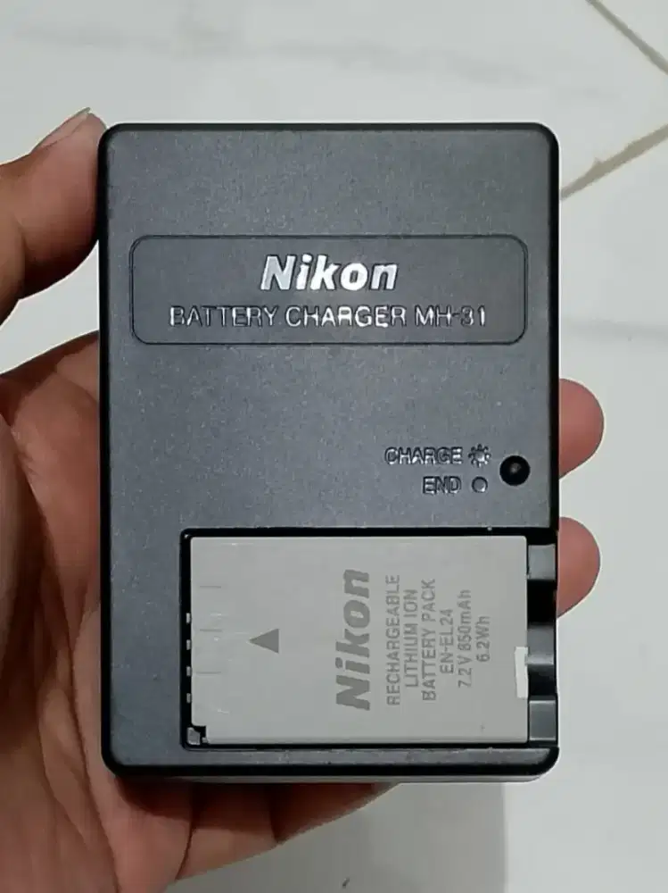 Baterai dan charger Nikon J5