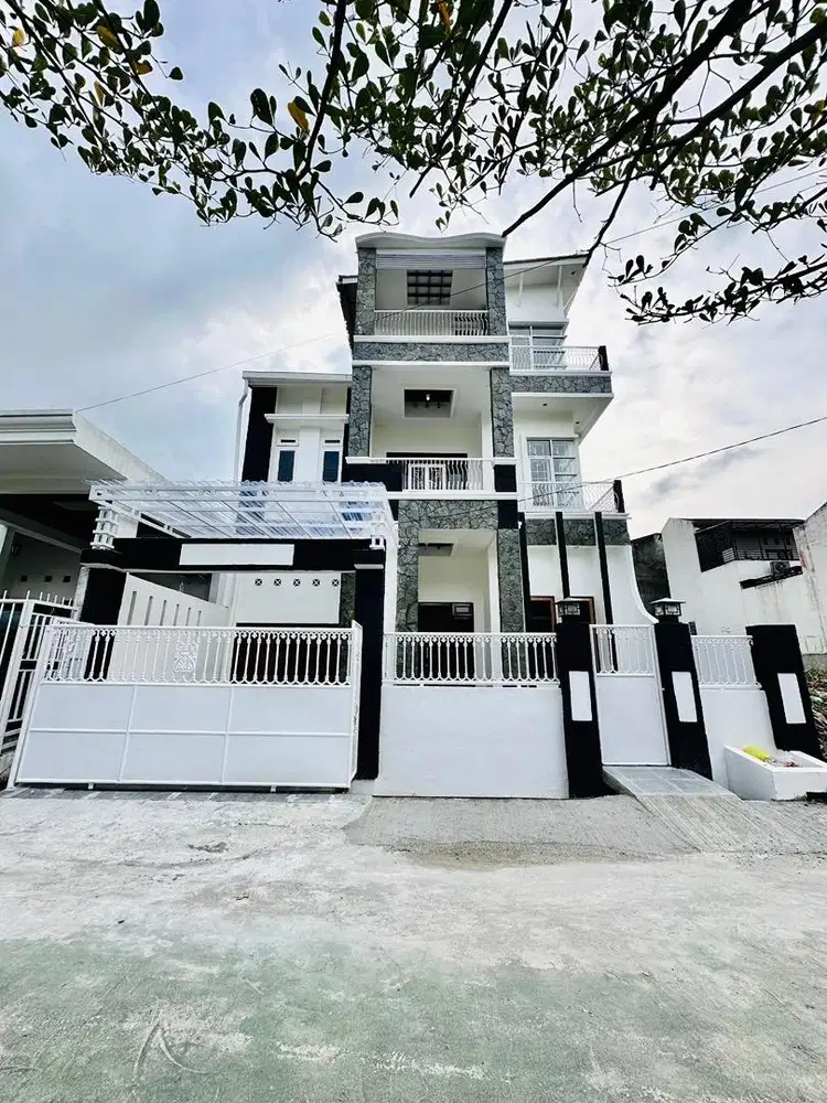 DIJUAL RUMAH 3 LANTAI KOMPLEK TASBIH 2