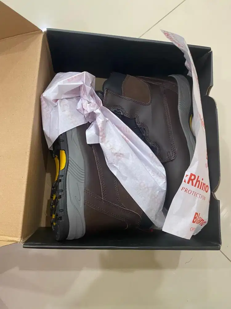 Sepatu safety black rhino