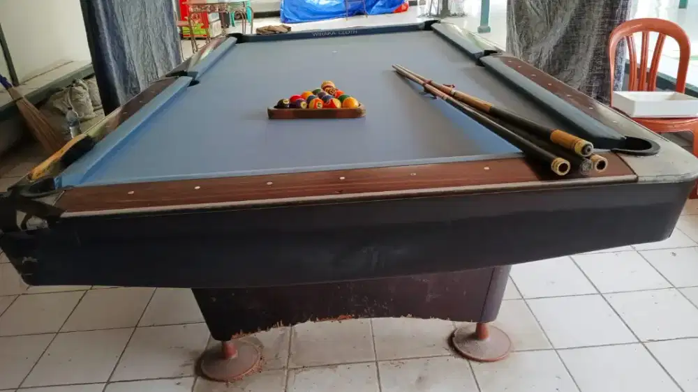 Meja billiard satu set komplit