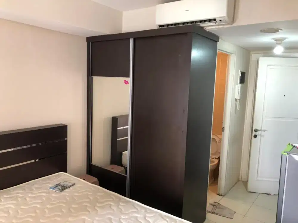 ready disewa unit apartemen green lake sunter,studio furnished,ac dan waterheater,luas 20,lantai tengah,view danau