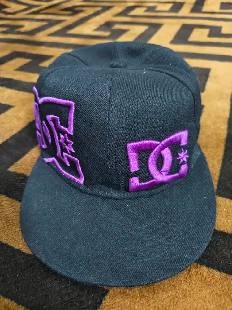 Topi snapback DC hitam pekat