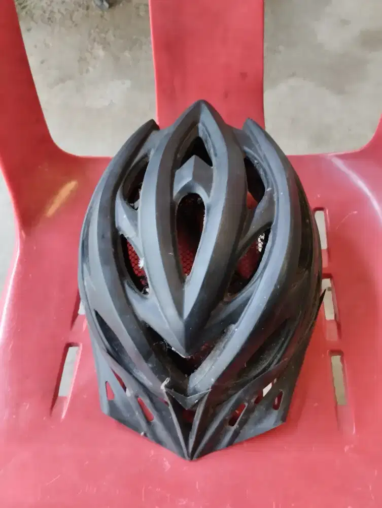 Helm sepeda warna hitam