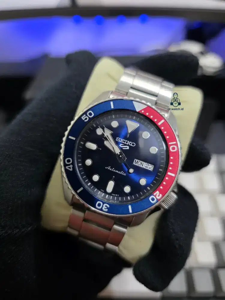 Seiko 5 Sport SRPD53K1 PEPSI Bezel