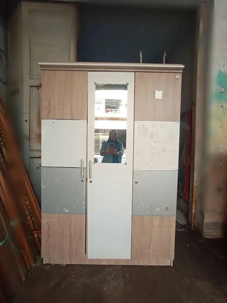 Lemari pakaian 3 pintu partikel