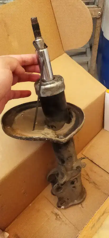 Shock copotan kiri depan Kia Carens 2 th 2005 original