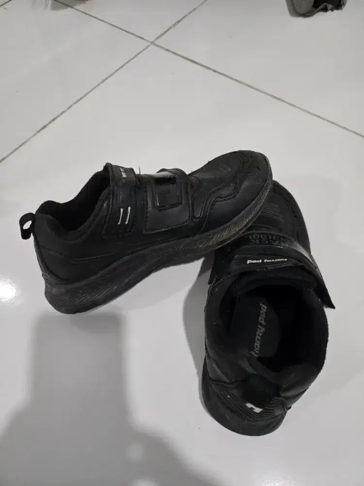 sepatu sekolah dan sepatu futsal anak
