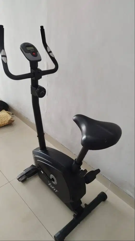 Sepeda statis X2Fit