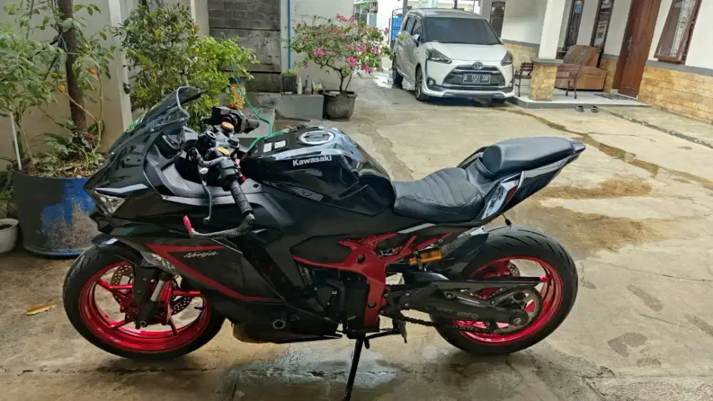Kawasaki ZX25R hitam abs 2021