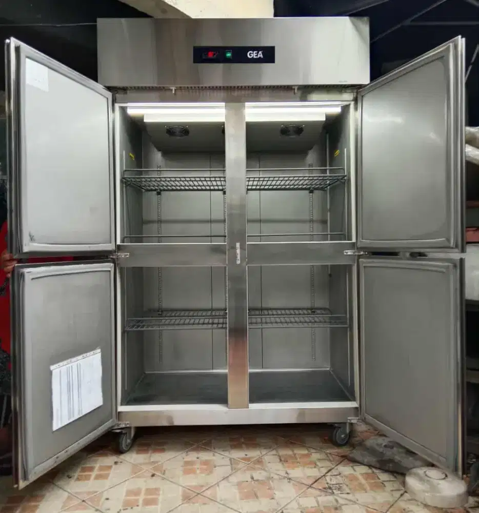 UPRIGHT CHILLER GEA STAINLESS 4 PINTU NORMAL MULUS/ NETT