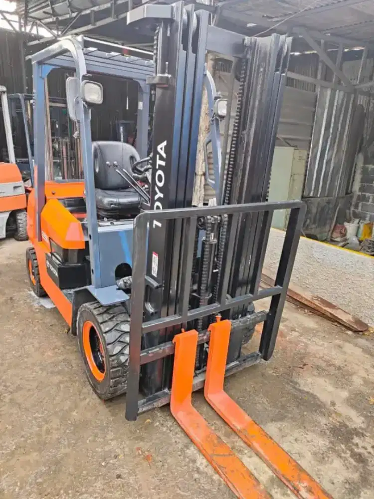 Forklift Toyota 2,5 Ton,Matic,Tiang Threelift,1DZ-II,FDZN25,Tahun 2019