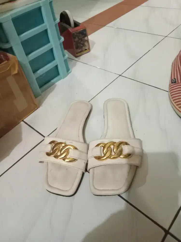 Sendal flat no 39 msh bagus