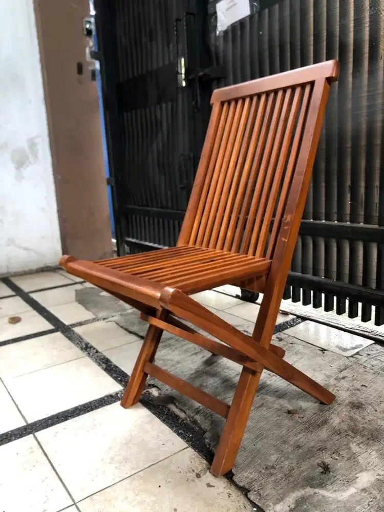 Kursi kayu coklat INFORMA