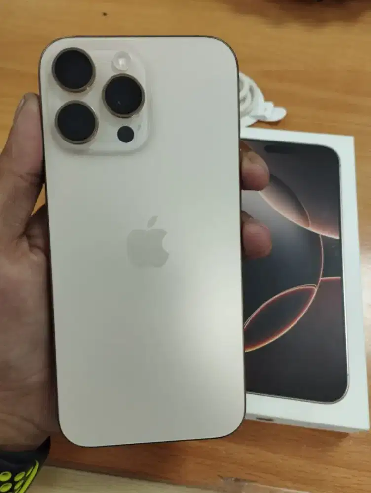 16 Pro Max 256gb resmi iBox
Warna desert titanium
Kelengkapan fullset