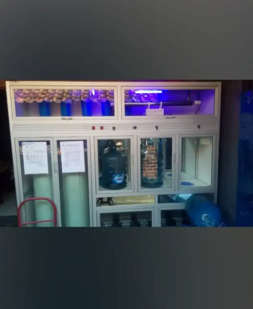 Kurir isi ulang galon