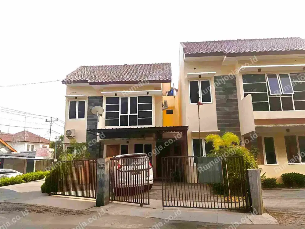 rumah 2 lantai jalan utama seturan area kampus