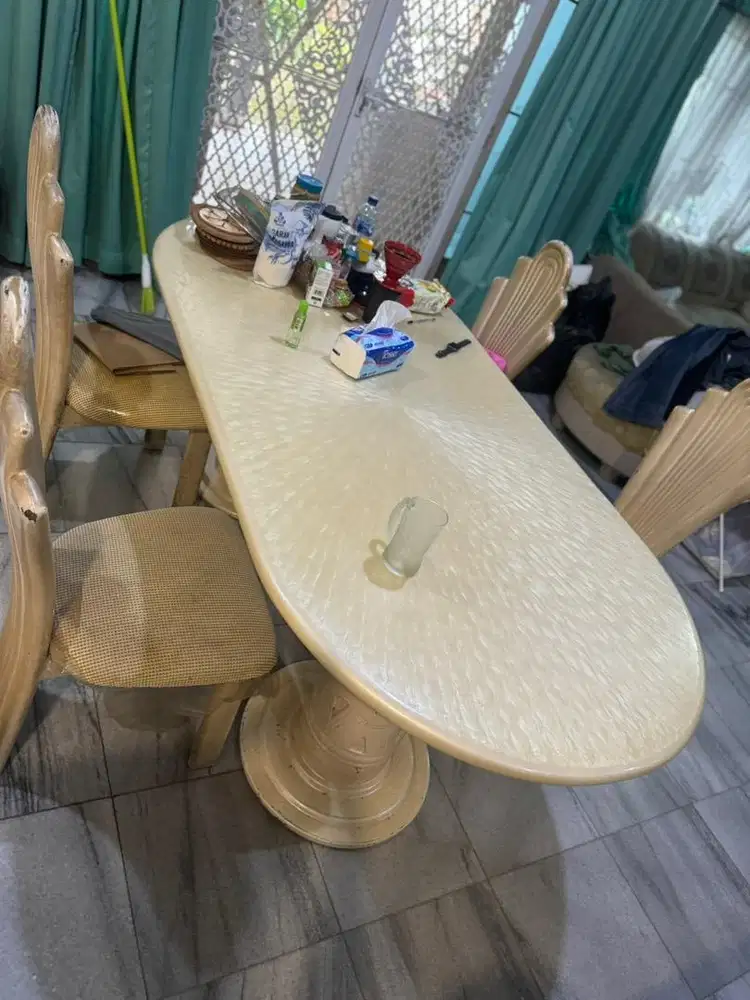 Meja makan dan 4 kursi