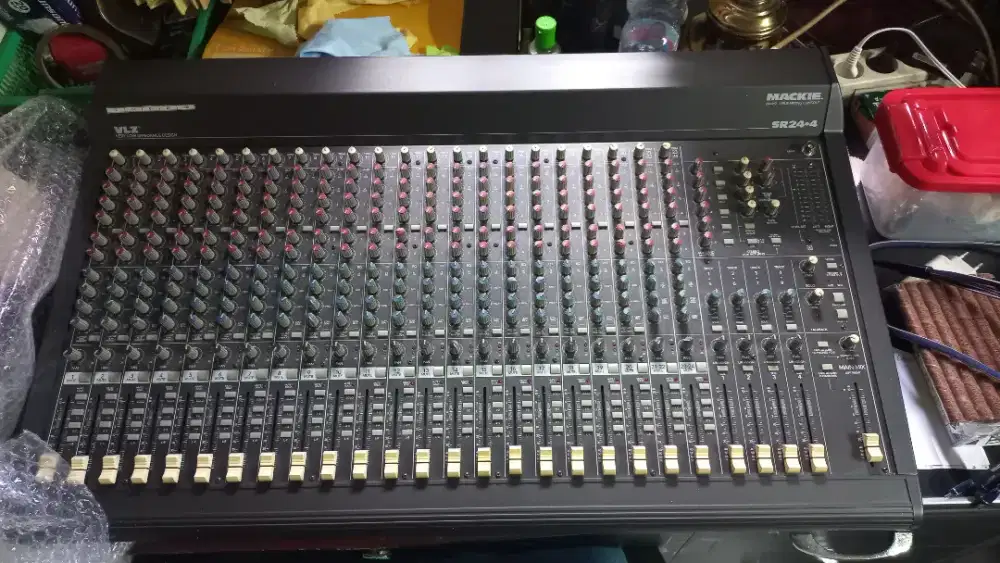 Mixer mackie 24.4 sr made in USA
