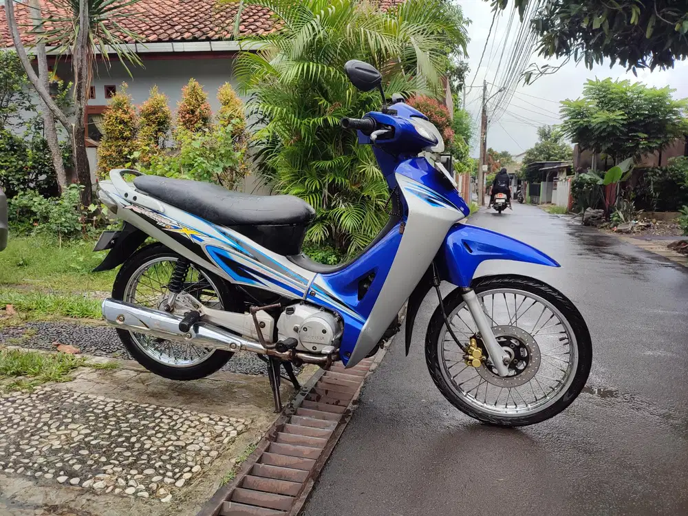 KHARISMA X 125 TAHUN 2004 JOSS