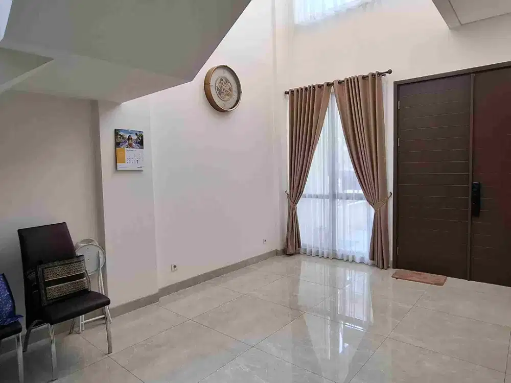 DIJUAL RUMAH MEWAH 3 LANTAI SEMI FURNISH & ADA ROOFTOP DI CLUSTER BARU!