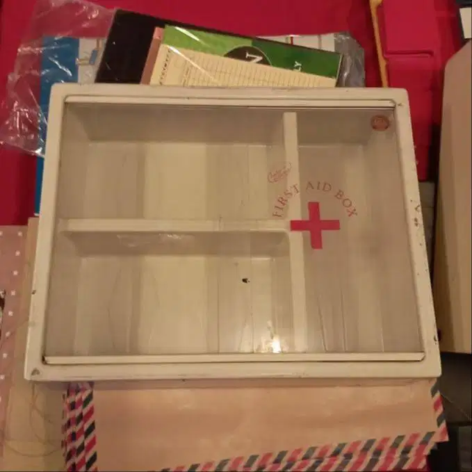 Kotak Laci P3K Dinding First Aid Box