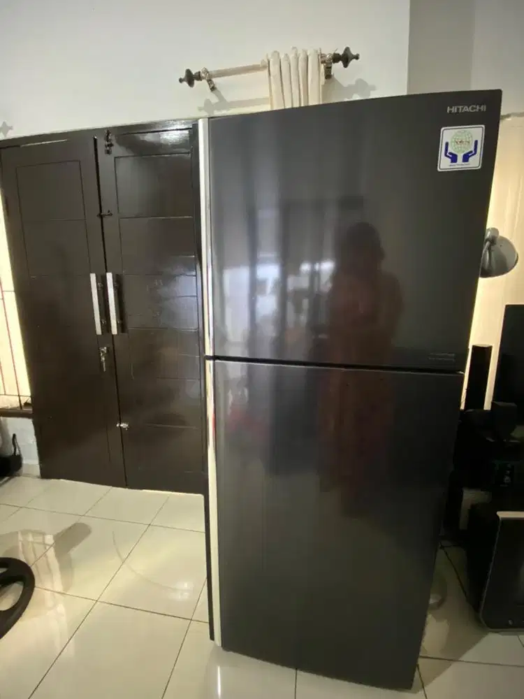 Dijual kulkas HITACHI pemakaian pribadi baru 1 tahun,masih bagus mulus