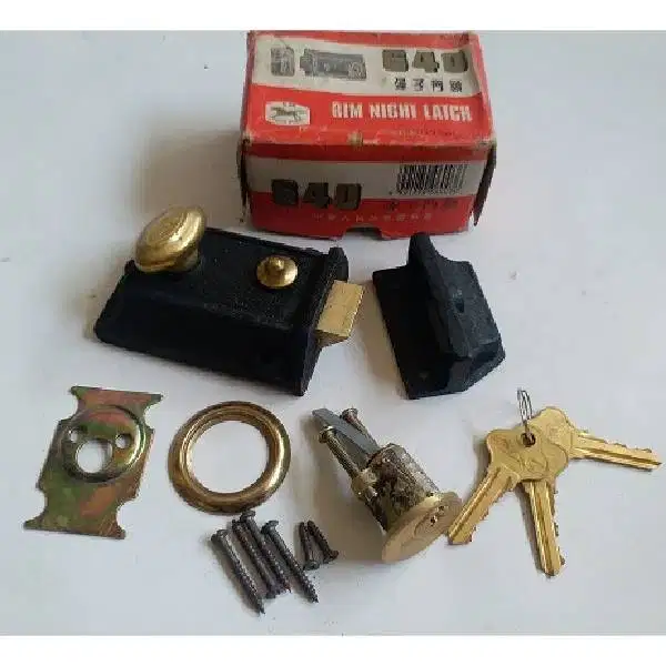 Grendel pintu antik New Old Stock terbuat dari bahan kuningan dan besi