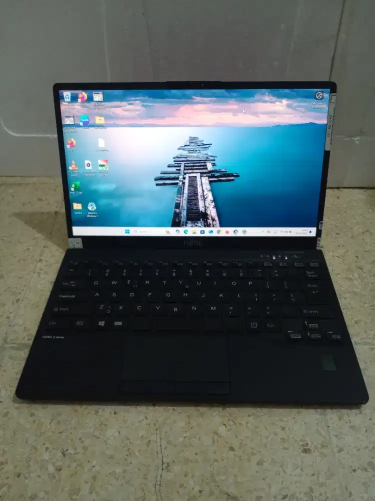 Fujitsu Fmvc13002 
Intel Celeron 6305 
Ram 4 GB
SSD 256 GB