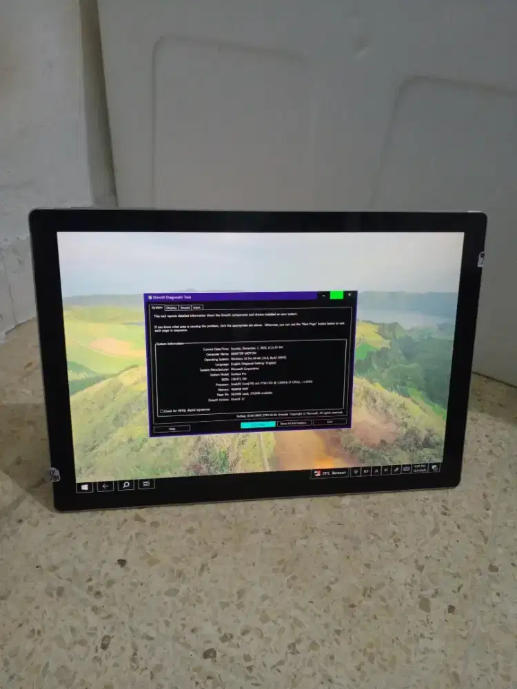 Tablet Microsoft Surface Pro lyr sth Core M3 7Y30 
Ram 4 GB
SSD 128 GB